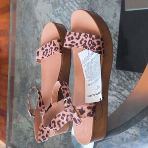 Amazon Essentials Women's Two Band platform Sandal, Rose léopard